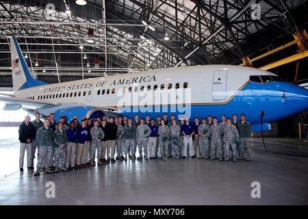 Die öffentlichen Angelegenheiten Shop zur Verfügung gestellt, um eine Tour zu Kansas State University College ROTC kadetten vor kurzem in den Hangar, wo Piloten aus dem Cockpit zeigte, während Flugbegleiter die Schüler ein Blick auf die Rückseite der Kombüse, in der Ebene, in denen Lebensmittel zubereitet. 932Nd Airlift Wing Mitgliedern helfen, die Flying Mission der Flügel mit vier der C-40 C-Flugzeuge in Scott Air Force Base, Illinois unterstützen. (U.S. Air Force Foto von Oberstleutnant Stan Paregien) Stockfoto