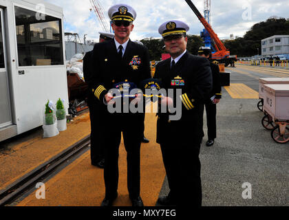 161215-N-XF 387-054 Yokosuka, Japan (31. 15, 2016) - Kommandierender Offizier der US-7 Flotte Flaggschiff USS Blue Ridge LCC (19), Kapitän Matthew Paradies, Links, posiert für ein Foto mit dem kommandierenden Offizier von JS Uraga (MST 463). Uraga ist schwesterschiff von Blue Ridge von der Japan Maritime Self Defense Force. Blue Ridge ist derzeit in einer umfassenden Wartung, um das Schiff weiterhin als eine robuste Kommunikation Plattform in der 7.Flotte Einsatzgebiet zu dienen zu modernisieren. (U.S. Marine Foto von Petty Officer 3. Klasse Liz Dunagan/freigegeben) Stockfoto