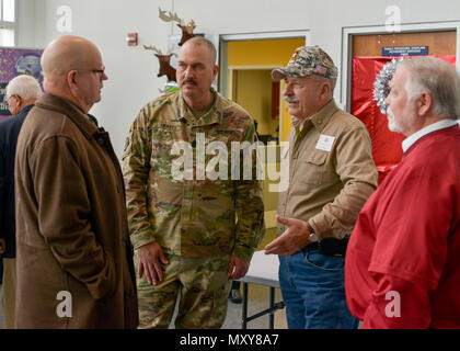 RALEIGH, N.C. - Der ältere Soldat Führer für die North Carolina National Guard, Command Sgt. Maj. Johannes Swart, Gespräche mit einer Gruppe von pensionierten Wachposten während der jährlichen Tarheel Homecoming Veranstaltung im NCNG Joint Force Headquarters in Raleigh, N.C. am Dez. 16, 2016. Die Veranstaltung kamen mehr als 230 Rentner zusammen und gab Ihnen die Gelegenheit, mehr über die Vorteile zu erfahren. (U.S. Armee Foto: Staff Sgt. Maria Junell) Stockfoto