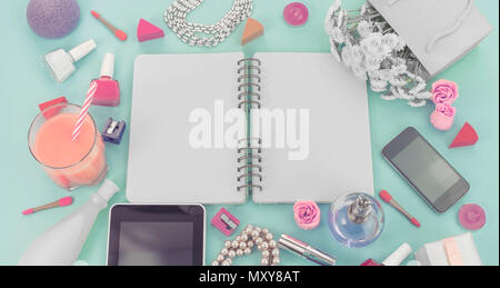 Banner festlichen Hintergrund poster Geschenkbox mit satin schleife Blumenstrauß Perlenschmuck laptop Tablet smartphone Kosmetik Lippenstift Parfum nail Stockfoto