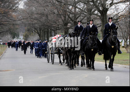 Us Air Force Maj. Troy Gilbert ist durch Senkkasten während seiner letzten Beisetzungen auf dem Arlington National Cemetery Dez. 19, 2016 durchgeführt. Gilbert war Nov. 27, 2006 getötet, während fliegen, eine Mission zur direkten Unterstützung der Koalition Boden Kampfhandlungen, wenn seine F-16C Fighting Falcon ca. 20 Meilen nordwestlich von Bagdad abgestürzt. Dies war der dritte beisetzung Für den Flieger in Arlington seit 2006 und vereint bleibt in diesem Jahr wieder mit teilweise noch ursprünglich in den Jahren 2006 und 2012 erholt. (U.S. Air Force Foto/Staff Sgt. Jannelle McRae) Stockfoto