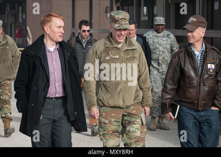 Us-Senator James Lankford und Kongreßabgeordneten Steven Russell von Oklahoma mit Brig. Gen. Phillip Jolly, U.S. Army Europe Stellvertretenden Kommandierenden General für Mobilisierung und finden Angelegenheiten während des Besuchs mit Soldaten in multinationalen Battle Group-East, Dez. 18 zugewiesen, im Camp Bondsteel, Kosovo. Der Besuch bot Gelegenheit für Soldaten von Oklahoma und Utah zu Fragen der Delegierten in einer offenen Umgebung bitten. (US Army Foto von Sgt. 1. Klasse Kaleb Barrieau) Stockfoto