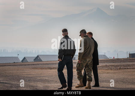 Us-Senator James Lankford und Kongreßabgeordneten Steven Russell von Oklahoma mit Brig. Gen. Phillip Jolly, USAREUR Stellvertretenden Kommandierenden General für Mobilisierung und finden Angelegenheiten während des Besuchs mit Soldaten in multinationalen Battle Group-East, Dez. 18 zugewiesen, im Camp Bondsteel, Kosovo. Der Besuch bot Gelegenheit für Soldaten von Oklahoma und Utah zu Fragen der Delegierten in einer offenen Umgebung bitten. (US Army Foto von Sgt. 1. Klasse Kaleb Barrieau) Stockfoto