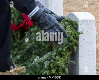 Am 17. Dezember 2016 nahm ein Sailor an Bord des Flugzeugträgers USS Abraham Lincoln (CVN 72) der Nimitz-Klasse an der Gedenkfeier der National Cranaths Across America auf dem Hampton National Cemetery teil. Die Zeremonie ehrte gefallene Mitglieder mit Kränzen, um ihren Dienst und ihr Opfer zu gedenken. Die USS Abraham Lincoln unterstützte die Veranstaltung und spiegelt das Engagement der Navy für Erinnerung, Tradition und Ehrung des US-Militärs wider. Stockfoto