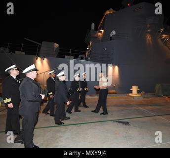 161216-N-IK959-669 GREAT LAKES, Illinois (16. Dezember 2016)--Vice Admiral Robert Burke, Chief of Naval Personal (CNP), tourt die State-of-the-Art 210-Fuß-langen Arleigh Burke-Klasse Zerstörer Simulator, USS Trayer (BST 21) am rekrutieren Training Command (RTC), die Marine nur Boot Camp. CNP tourte RTC zu beobachten, wie Rekruten ausgebildet werden, zu der U. S. Navy Matrosen und war der Überprüfung Offizier bei der wöchentlichen Pass in Prüfung Abschlussfeier. (US Navy Foto von Scott A. Thornbloom/freigegeben) Stockfoto