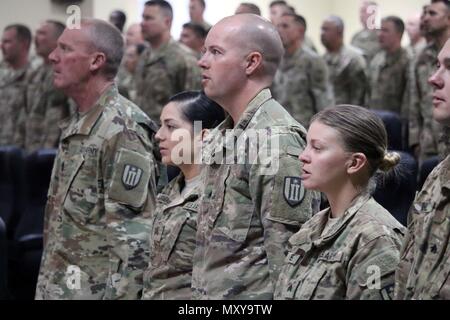 Soldaten rezitieren das Non-Commissioned Officer Glaubensbekenntnis als Teil des 368. Engineer Battalion NCO Induktion Zeremonie im Camp Arifjan, Kuwait, Nov. 29, 2016 statt. Die Zeremonie bestand aus rund 106 Soldaten aus 312 Eng. Co, 389 Eng. Co., 461St Eng. Co, Renaissance-meister Eng. Co., Sitz und Hauptverwaltung Co. und unterstützt Co. von 368 Eng. Bn. (U.S. Armee Foto vom Kapitän Maria Mengrone/Freigegeben) Stockfoto