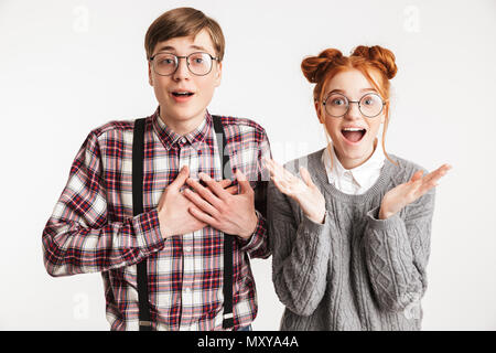 Paar Schule nerds an Kamera auf weißem Hintergrund suchen begeistert Stockfoto