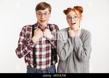 Paar Schule nerds an Kamera auf weißem Hintergrund suchen begeistert Stockfoto