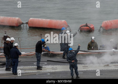 161216-N-NN 369-001 Newport News, Virginia (31. 16, 2016) Segler geben mit dem Daumen nach oben, um zu signalisieren das Katapult ist Bereit auf dem Flugdeck der Nimitz-Klasse Flugzeugträger USS Abraham (CVN 72). Abraham Lincoln ist in der Endphase der vier Jahre Tanken und komplexen Überholung und wieder in die Flotte Anfang 2017 geliefert werden. (U.S. Marine Foto von Petty Officer 3. Klasse Jessica Paulauskas/Freigegeben) Stockfoto