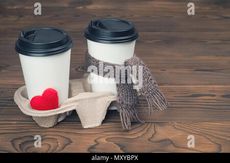 Nehmen Sie leere Kaffeetassen weg in Fach einschließlich beschneidungspfade und roten Herzen und braunen Schal stricken Stockfoto