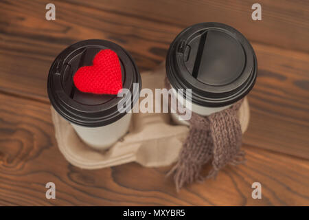 Nehmen Sie leere Kaffeetassen weg in Fach einschließlich beschneidungspfade und roten Herzen und braunen Schal stricken Stockfoto