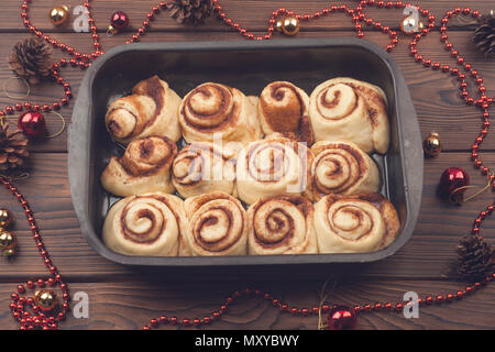 Raw Zimtschnecken. Vorbereitung - Ungebackenen Teig, warten vor dem Backen, neues Jahr Atmosphäre Stockfoto