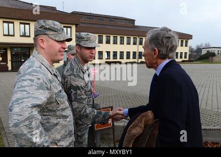 David McKean, Recht, US-Botschafter in Luxemburg, trifft sich mit Colonel Joe McFall, Links, 52nd Fighter Wing Commander, und Chief Master Sgt. Edwin Ludwigsen, Mitte, 52Nd FW-Befehl Chief, außerhalb der Wing-Hauptquartier nach in Spangdahlem Air Base, Germany, Dez. 20, 2016 ankommen. Dies war der erste Besuch von McKean die Basis, während die Führung ihm über die Sabre Nation Mission und unterschiedliche Fähigkeiten unterrichtet. McKean war als Botschafter in März 2016 vereidigt. (U.S. Air Force Foto von älteren Flieger Joshua R. M. Brombeere) Stockfoto