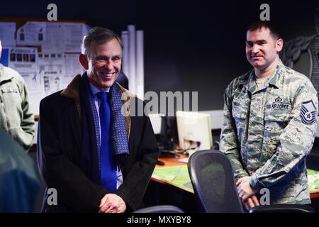 David McKean, Links, US-Botschafter in Luxemburg, erhält eine Unterrichtung durch Master Sgt. Gerald Null, rechts, 52 Operations Support Squadron Air traffic control watch Supervisor, in der Flugverkehrskontrolle auf der Air Base Spangdahlem, Deutschland, Dez. 20, 2016. Dies war der erste Besuch von McKean die Basis, während die Führung ihm über die Sabre Nation Mission und unterschiedliche Fähigkeiten unterrichtet. McKean war als Botschafter in März 2016 vereidigt. (U.S. Air Force Foto von älteren Flieger Joshua R. M. Brombeere) Stockfoto