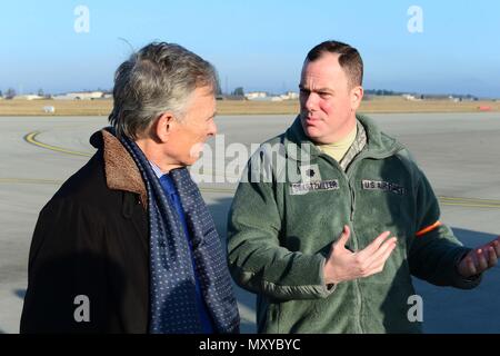 David McKean, Links, US-Botschafter in Luxemburg, erhält ein Briefing von Oberstleutnant Justin Swartmiller, rechts, 726Th Air Mobility Sqaudron Commander, über den Zweck und die Fähigkeiten der Einheit in Spangdahlem Air Base, Germany, Dez. 20, 2016. Dies war der erste Besuch von McKean die Basis, während die Führung ihm über die Sabre Nation Mission und unterschiedliche Fähigkeiten unterrichtet. McKean war als Botschafter in März 2016 vereidigt. (U.S. Air Force Foto von älteren Flieger Joshua R. M. Brombeere) Stockfoto