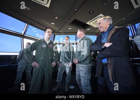 David McKean, Recht, US-Botschafter in Luxemburg, erhält ein Briefing von Oberstleutnant Ryan Nudi, Links, 52 Operations Support Squadron Commander, in der Flugverkehrskontrolle über die Sendung der Einheit und die Bedeutung in Spangdahlem Air Base, Germany, Dez. 20, 2016. Dies war der erste Besuch von McKean die Basis, während die Führung ihm über die Sabre Nation Mission und unterschiedliche Fähigkeiten unterrichtet. McKean war als Botschafter in März 2016 vereidigt. (U.S. Air Force Foto von älteren Flieger Joshua R. M. Brombeere) Stockfoto