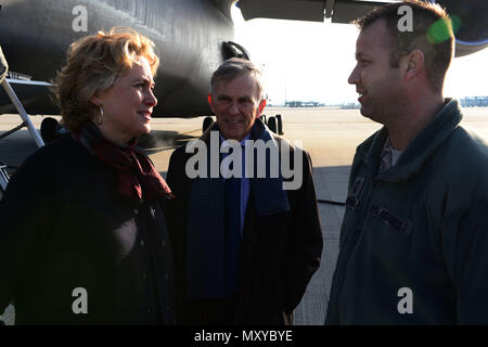 David McKean, Mitte, US-Botschafter in Luxemburg, und seine Frau Kathleen Kaye, Links, sprechen Sie mit Chief Master Sgt. Edwin Ludwigsen, rechts, 52nd Fighter Wing command Chief, auf der Flightline in Spangdahlem Air Base, Germany, Dez. 20, 2016. Dies war der erste Besuch von McKean die Basis, während die Führung ihm über die Sabre Nation Mission und unterschiedliche Fähigkeiten unterrichtet. McKean war als Botschafter in März 2016 vereidigt. (U.S. Air Force Foto von älteren Flieger Joshua R. M. Brombeere) Stockfoto