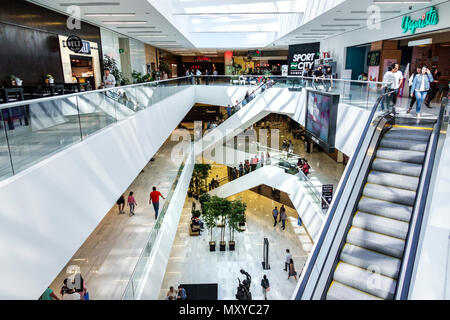 Mexico City, Hispanic, Mexican, Colonia Granada, Plaza Carso, Einkaufszentrum, Atrium, Inneneinrichtung, Geschäfte, mehrere Ebenen, Rolltreppe Stockfoto