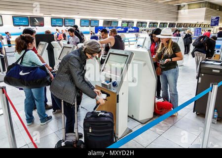 Mexiko-Stadt, Mexikanisch, Hispanic, Benito Juárez International Airport MEX, Terminal, innen, Check-in-Kiosk, Frauen, Männer, Männer, Pass Stockfoto