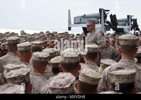 Am 23. Dezember 2016 besuchte General Robert B. Neller Marinekorps Marines und Seeleute an Bord des amphibischen Angriffsschiffs USS Makin Island (LHD 8) vor Dschibuti. Der Besuch beinhaltete die 11. Marine Expeditionary Unit während der Teilnahme an Übung Alligatordolch. Die Veranstaltung ermöglichte es der Führung, sich an das Personal zu wenden, Anleitung zu geben und Bereitschaftsmaßnahmen zu beobachten. Das Schiff arbeitet als Teil der AFRICOM und der CJTF-HOA und unterstützt vorwärtsgerichtete Missionen, amphibische Ausbildung und die Koordinierung zwischen Marine- und Navy-Truppen bei Überseeeinsätzen. Stockfoto