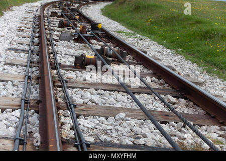 Straßenbahn Anreisen zum Bahnhof am Fuße der Linie. Zug erreicht das Ziel. Ansicht von der Rückseite zu den beweglichen Straßenbahn mit der Seilbahn rail Stockfoto