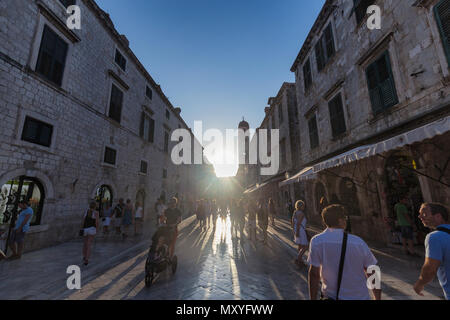 DUBROVNIK, KROATIEN - 10. August: unbekannter Menschen gehen am späten Nachmittag Sonne Licht in die Altstadt von Dubrovnik, Kroatien am 10. August 2016. Stockfoto