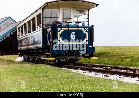 Straßenbahn Anreisen zum Bahnhof am Fuße der Linie. Zug erreicht das Ziel. Ansicht von der Rückseite zu den beweglichen Straßenbahn mit der Seilbahn rail Stockfoto