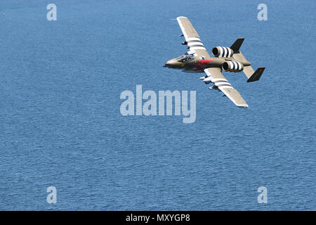 A-10 Thunderbolt II Flugzeuge aus der 107 Fighter Squadron, Michigan Air National Guard, fliegen über die Strände der Normandie, Frankreich, als Teil der commeroration Zeremonien für D-Day 74 - dem 74. Jahrestag des D-Day Invasion während des Zweiten Weltkrieges. Die 107 Taktischer Aufklärer Squadron flog mehrere Missionen über der Normandie während der Leitung bis zu den D-Day und während der Invasion. Der Flug während der gedenkfeier stellt die erste zugewiesene Mission für die 107 in Frankreich seit dem Zweiten Weltkrieg. Das Gerät diente auch in Frankreich während des Ersten Weltkrieges die 107 ist zu Selfridge Air zugeordnet Stockfoto