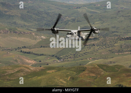 Ein U.S. Marine Corps MV-22 Osprey mit speziellen Zweck Marine Air-Ground Task Force-Crisis Response-Africa wird in Route in Joint STARS, ein bilaterales Training übung mit der Italienischen Streitkräfte und US-Marines, in Decimomannu Air Base, Sardinien, 8. Mai 2018 zu beteiligen. SPMAGTF-CR-AF eingesetzt Krise - Reaktion und Theater - Security Operations in Europa und Nordafrika zu führen. (U.S. Marine Corps Foto: Staff Sgt. Britni M. Garcia Grün/Freigegeben) Stockfoto