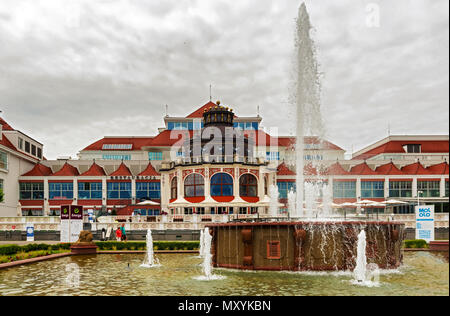 Sopot, Polen - 21. Juli 2015: Jugendstil Health Spa Haus und Restaurant mit roten Dachziegel gegen den blauen Himmel, Sopot, Polen Stockfoto