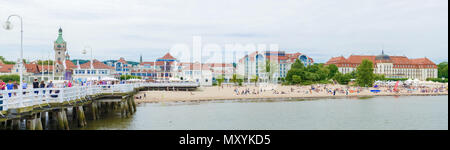 Sopot, Polen - 21. Juli 2015: Blick auf den Strand von Sopot, einer großen Gesundheit - Kur- und Badeort an der polnischen Ostseeküste mit zwei Luxushotels Stockfoto