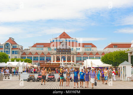 Sopot, Polen - 21. Juli 2015: Jugendstil Health Spa Haus und Restaurant mit roten Dachziegel gegen den blauen Himmel, Sopot, Polen Stockfoto