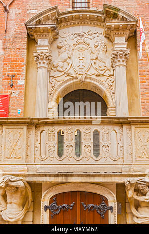 Reich verzierten Eingang zum Rathaus in der Altstadt von Danzig in Polen. Symbol von Danzig zwei Löwen mit Kopf drehen Sie den polnischen König zu begrüßen. Stockfoto