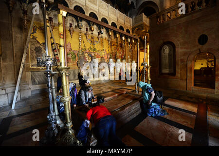 Der Stein der Salbung im Inneren der Kirche des Heiligen Grabes in der Altstadt von Jerusalem. Stockfoto