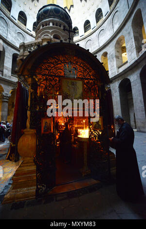 Die Koptische Kapelle in der Rückseite des Aedicule in der Kirche des heiligen Grabes in Jerusalem. Stockfoto