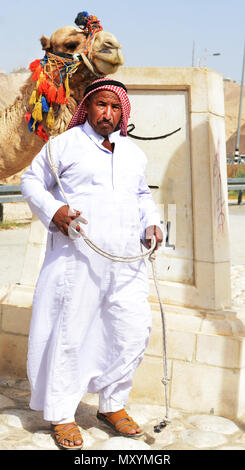 Ein traditionell gekleideten Mann Beduinen in der Wüste Juda in Israel. Stockfoto