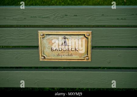 Baddeck, Nova Scotia, Kanada: Melden Sie sich an, um eine Bank an der Uferpromenade von Baddeck, Nova Scotia. Stockfoto