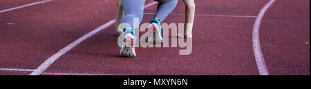 Sport schöne Mädchen auf dem Laufband bereit, ein großes Stadion zu laufen, Nahaufnahme Stockfoto