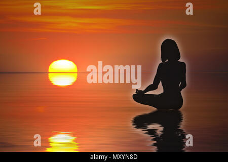 Meditation bei Sonnenuntergang über Wasser in Lotus Position. (3D und Foto erstellt, pic) Stockfoto