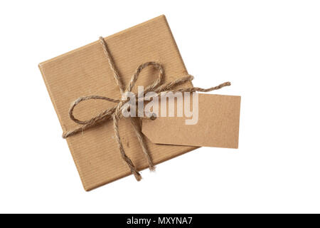 Beige isoliert recyceln Geschenkbox mit einem leeren tag und Draufsicht auf weißem Hintergrund Stockfoto