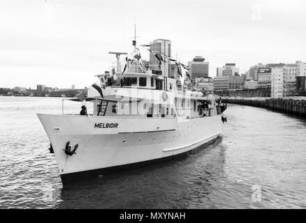 MV Melbidir, Brisbane River, 1973. Die MV Melbidir war eine Regierung von Queensland Versorgungsschiff Baujahr 1973 Passagiere und Fracht von Thursday Island zu den äußeren Torres Strait Inseln zu transportieren. Sie konnte 157 Tonnen Stückgut und 11 Tonnen Kühlladung befördern. Dies war das vierte Schiff namens Melbidir durch die Regierung von Queensland Betrieben der Torres Strait Inseln und nördlichen Halbinsel Bereich zu dienen. Sie war 1988 auf den Falklandinseln Regierung verkauft und umbenannt in Southern Star. Stockfoto