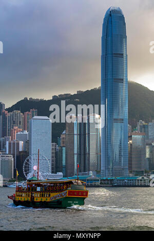 Watertours touristische Schiff und Hafen, die Skyline von Hong Kong, SAR, China Stockfoto