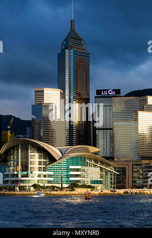 Watertours touristische Schiff und Hafen, die Skyline von Hong Kong, SAR, China Stockfoto