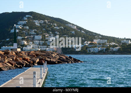 Hafen von Santa Eulalia. Santa Eulalia ist eine wunderschöne Stadt und Resort an der Ostküste der Insel Ibiza. Spanien Stockfoto