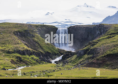 Landschaft von kerlingarfoss Wasserfall in der Nähe von olafsvik auf Island im Sommer Stockfoto