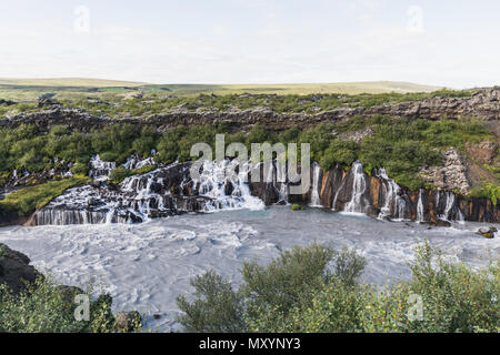 Super Wasserfall Hraunfossar in Western Central Island im Sommer Stockfoto