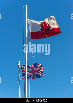 Flaggen der Gibraltar und Vereinigtes Königreich auf dem Felsen von Gibraltar winken auf dem Wind Stockfoto