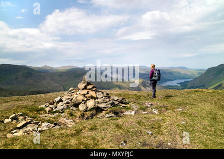 Wanderer genießen den Blick nordwestlich über Patterdale vom Gipfel Cairn von hartsop Dodd, Lake District, Cumbria, UK. Stockfoto