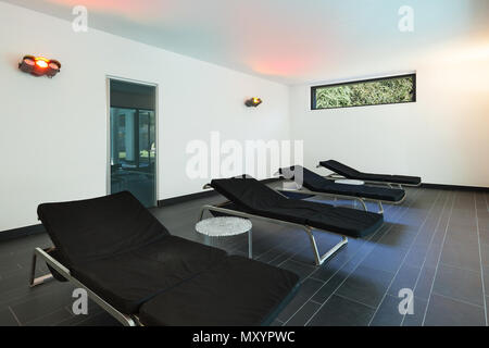 Interieur mit einem modernen Spa, Zimmer mit Sonnenliegen Stockfoto