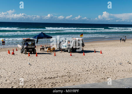 Surfers Paradise, Gold Coast, Australien, die Länder Premier Reiseziel, der Strand ist der primäre Standort und auch im Winter Rettungsschwimmer ar Stockfoto